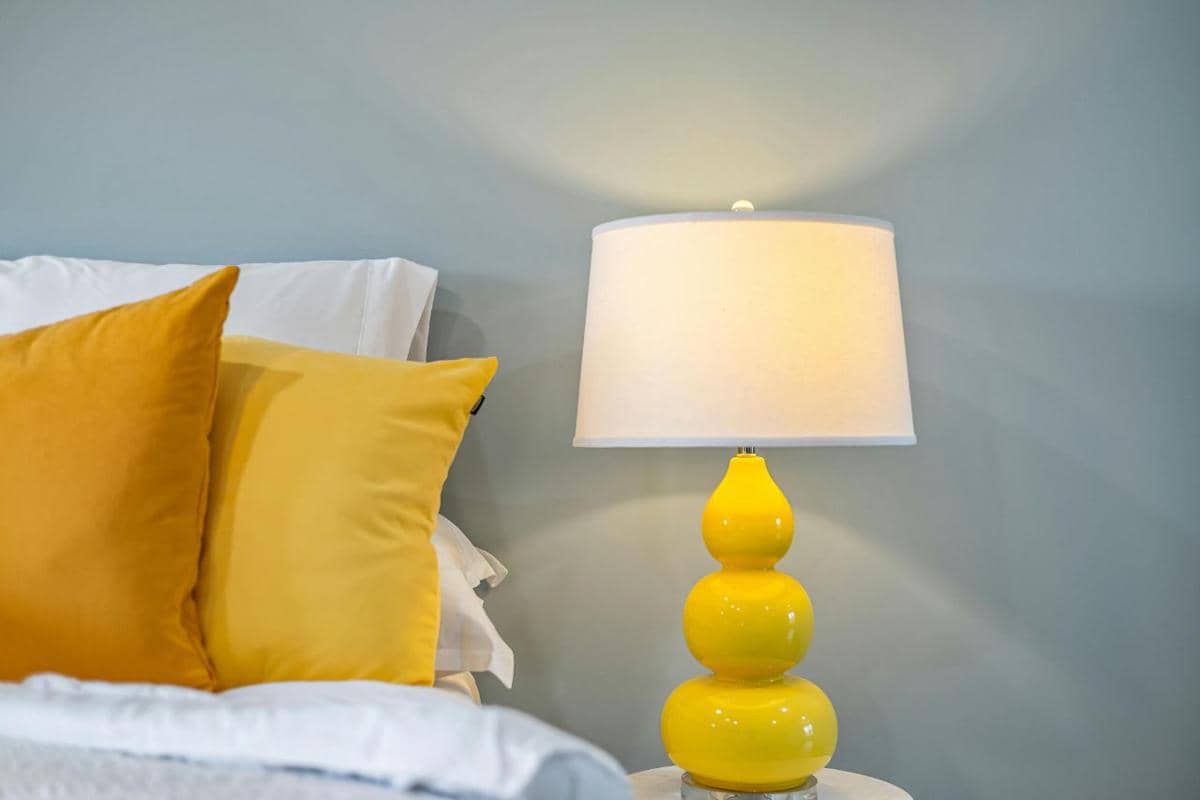 tips memilih bedside lamp yang aesthetic