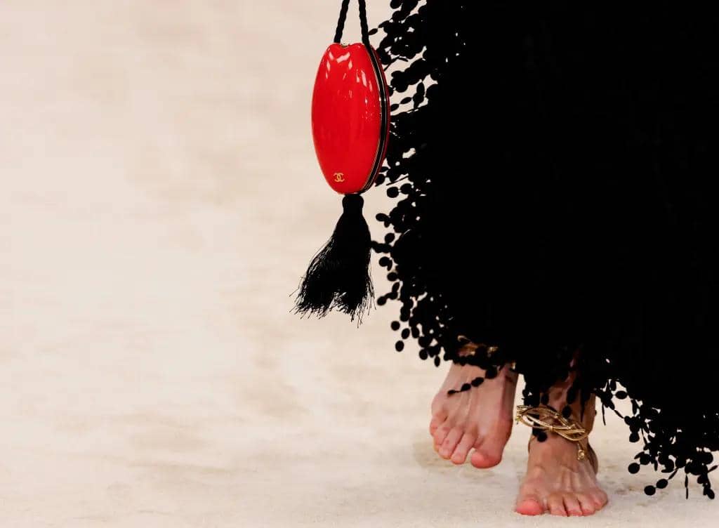 model-presents-creation-designer-matthieu-126560107.jpg