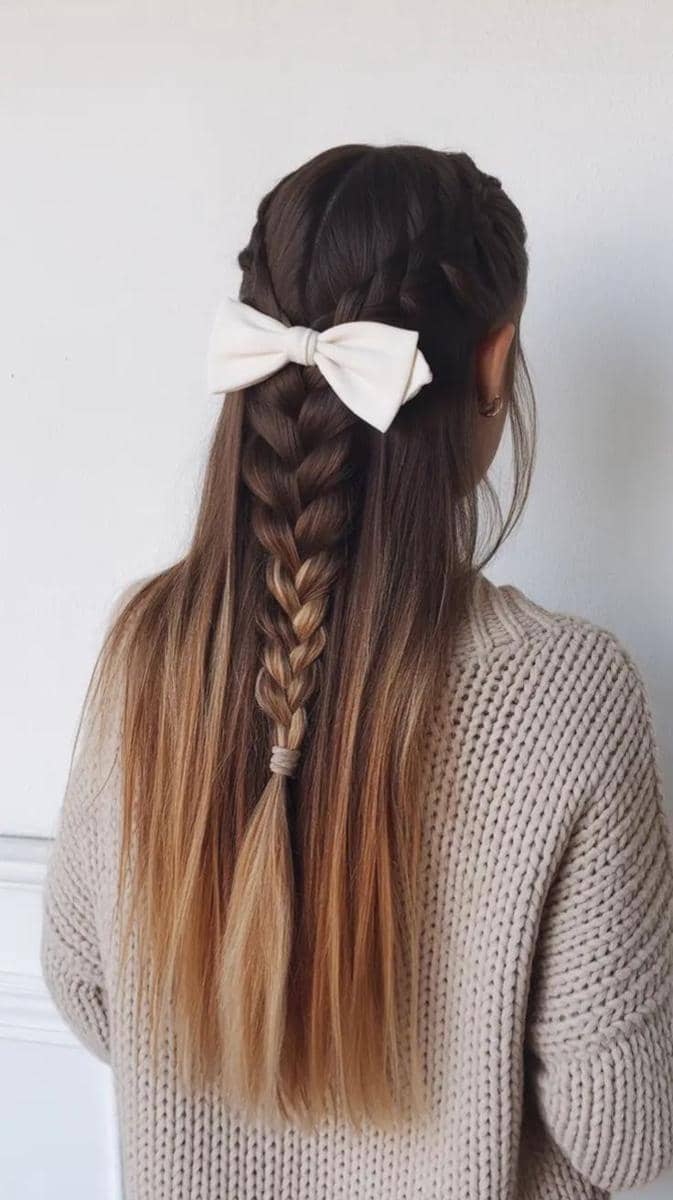 variasi tatanan rambut half up dengan kepang