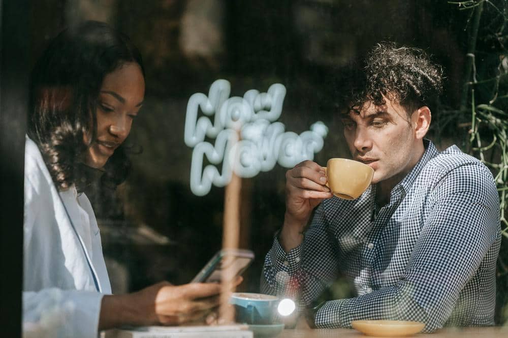 7 Tanda Secret Admirer Cemburu Diam-Diam, Berhenti Memberimu Hadiah