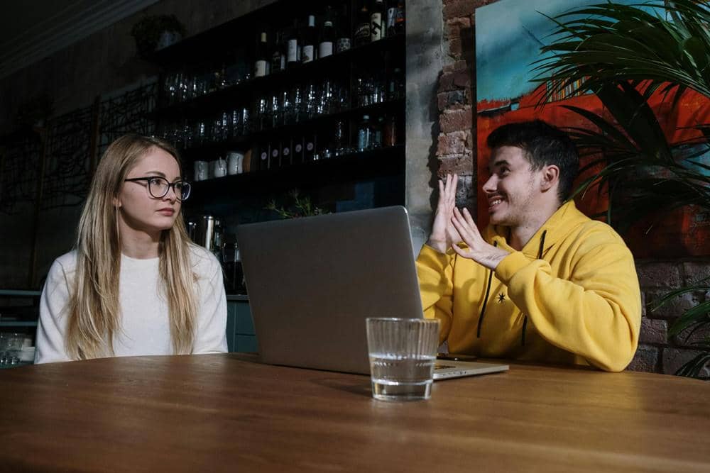 Tanda Secret Admirer Cemburu Diam-diam