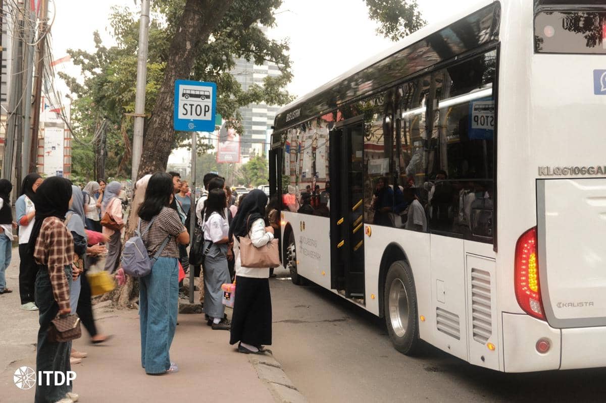 Ilustrasi penumpang antre naik bus. (Dok. ITDP)