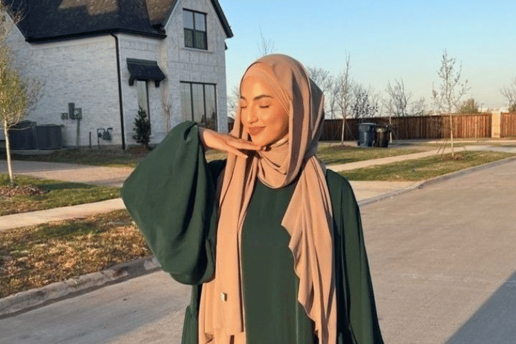 Tips Mix and Match agar Gamis Hijau Botol Tidak Terlihat Terlalu Gelap