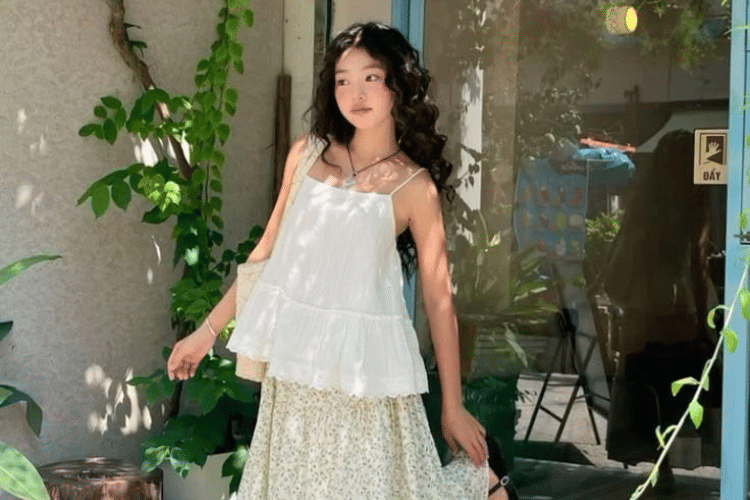7 Ide Outfit Soft Girl Aesthetic yang Manis, Simple, dan Kekinian