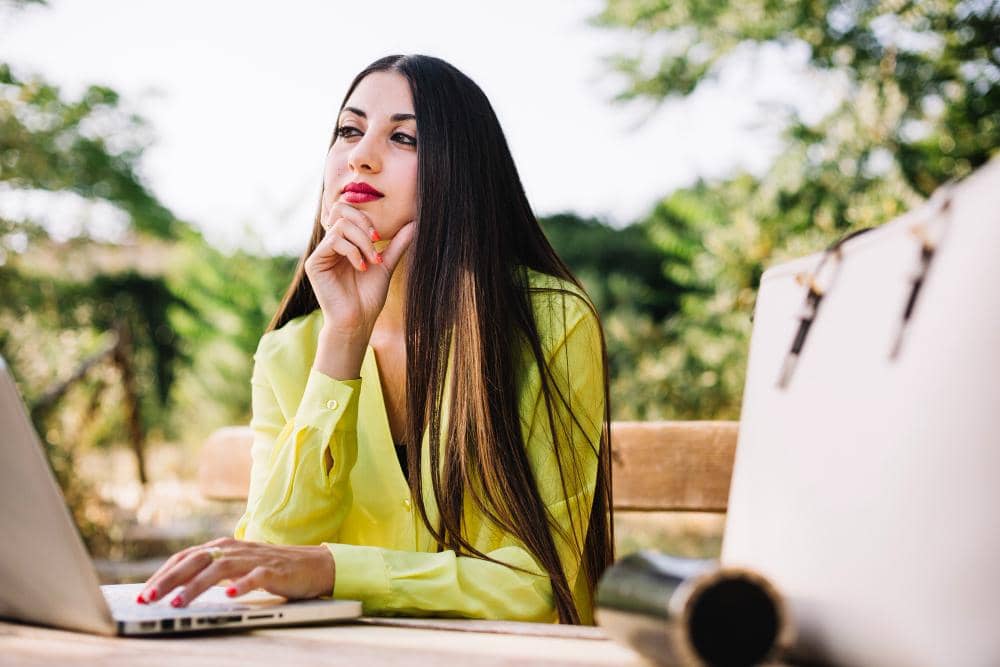 5 Zodiak yang Terlihat Baik, tapi Diam-Diam Suka Menilai Orang