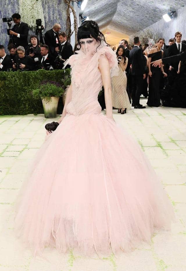 maría-zardoya-at-the-2026-met-gala-v0-xwo71gi4x7zg1.jpg