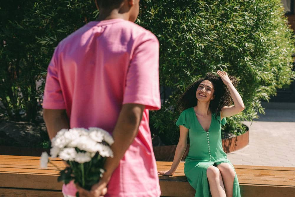 8 Cara Mengetahui Siapa Secret Admirer Kita, Amati secara Cermat!