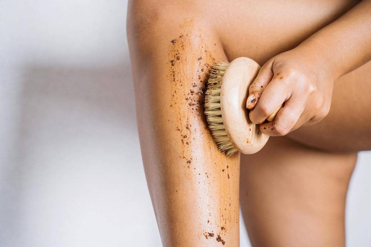 menggunakan body scrub