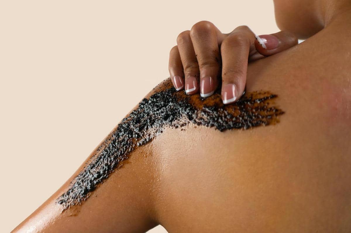 menggunakan body scrub kopi