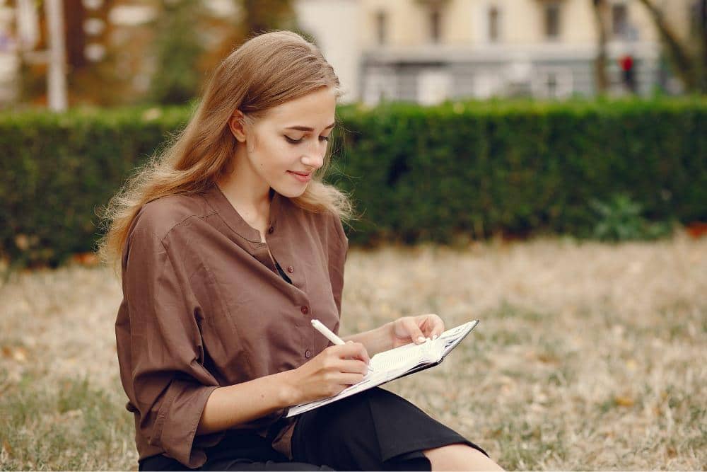 7 Manfaat Journaling untuk Kesehatan Mental Wanita, Bantu Lebih Tenang dan Mengenal Diri