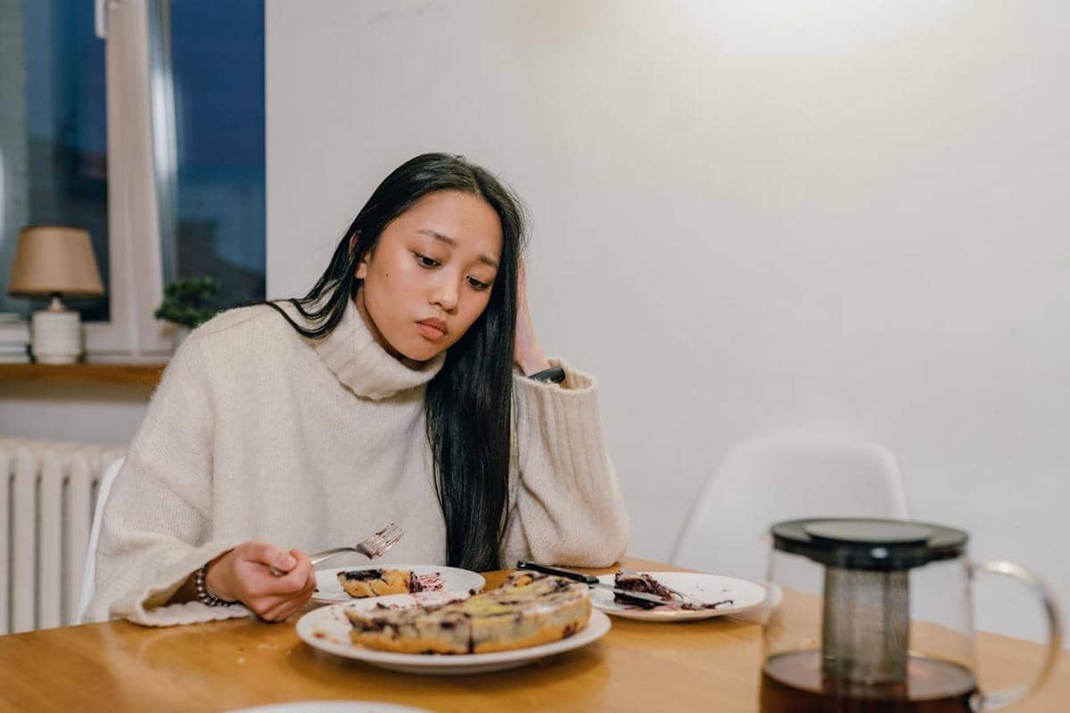Apa Itu Emotional Eating? Kenali Penyebab dan Cara Mengatasinya