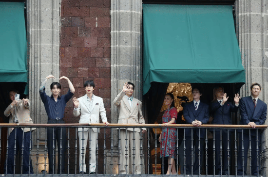 7 Potret BTS Disambut Presiden Meksiko Jelang Tur ARIRANG, Sapa ARMY dari Balkon Istana Nasional 