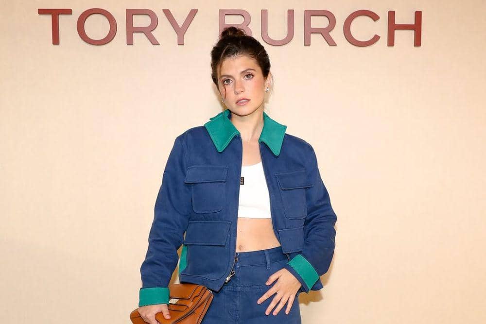 Melihat Soft Glam Makeup a la Emily Bader yang Fresh dan Chic
