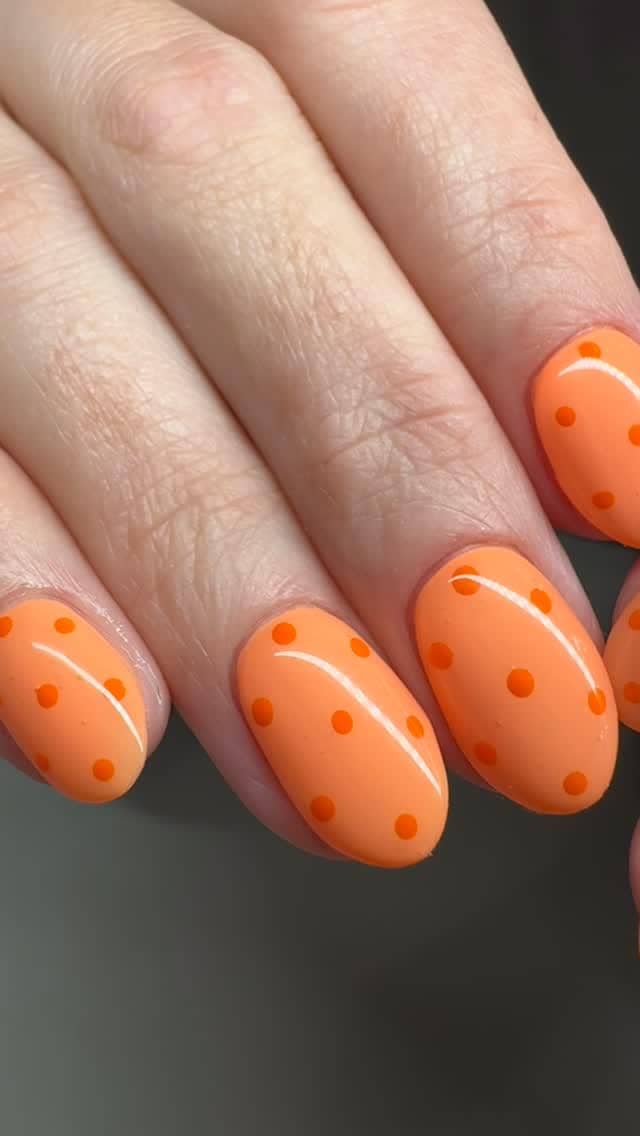 nail art orange