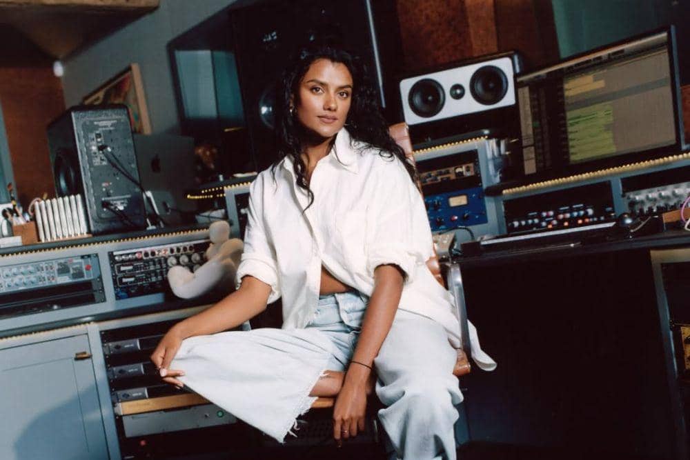 Simone Ashley 