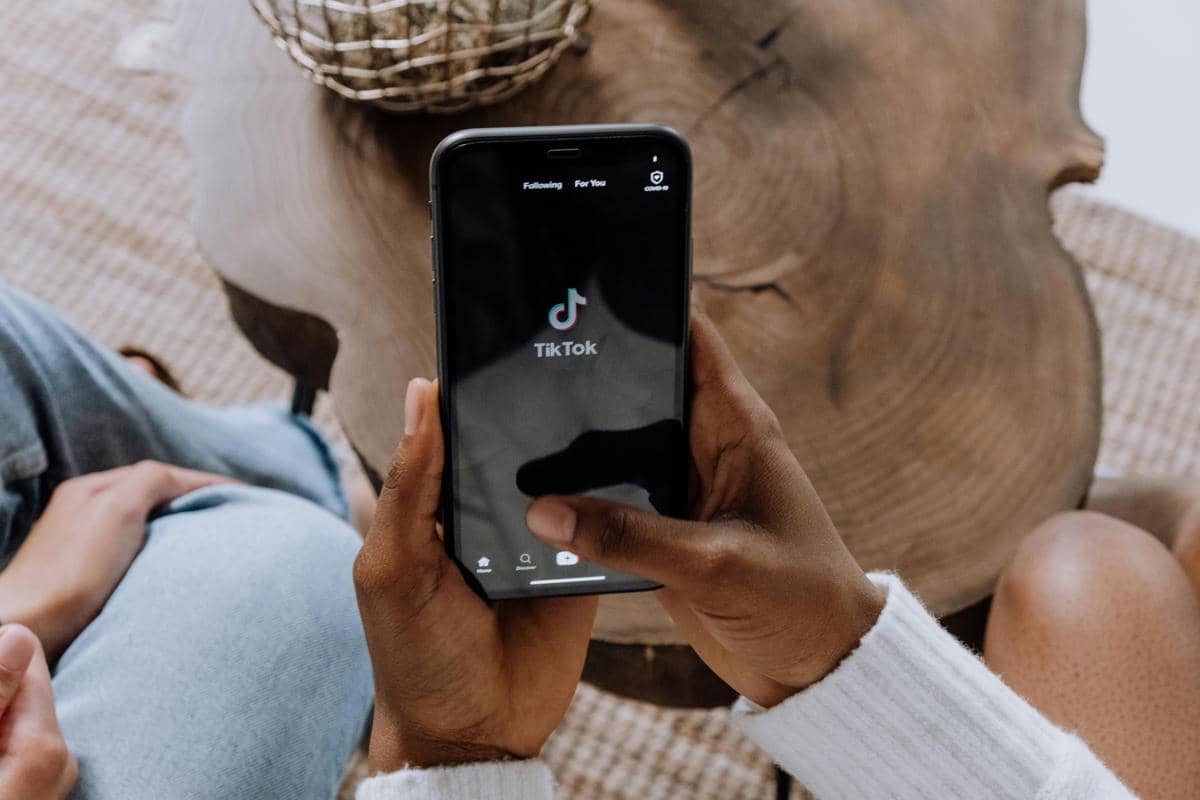 Ilustrasi scrolling TikTok di media sosial