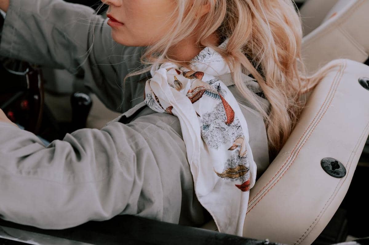 Ide DIY Scarf Lama Jadi Tampak Baru dan Lebih Fashionable 