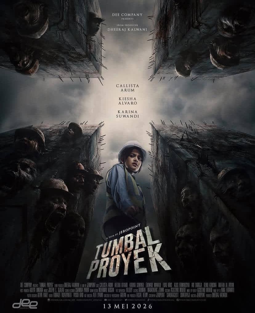 Poster film horor Tumbal Proyek menampilkan seorang perempuan mengenakan helm proyek berdiri di antara dinding gelap dengan wajah menyeramkan di sekitarnya.