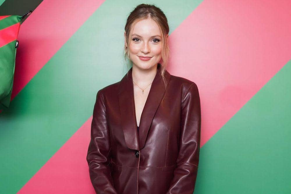 Intip Riasan Soft Glam a la Hannah Dodd yang Sophisticated