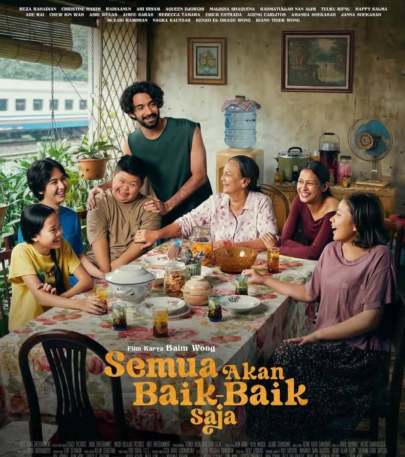 Poster film Semua Akan Baik-Baik Saja menampilkan sekelompok orang tersenyum dan tertawa bersama di meja makan dengan suasana hangat keluarga.