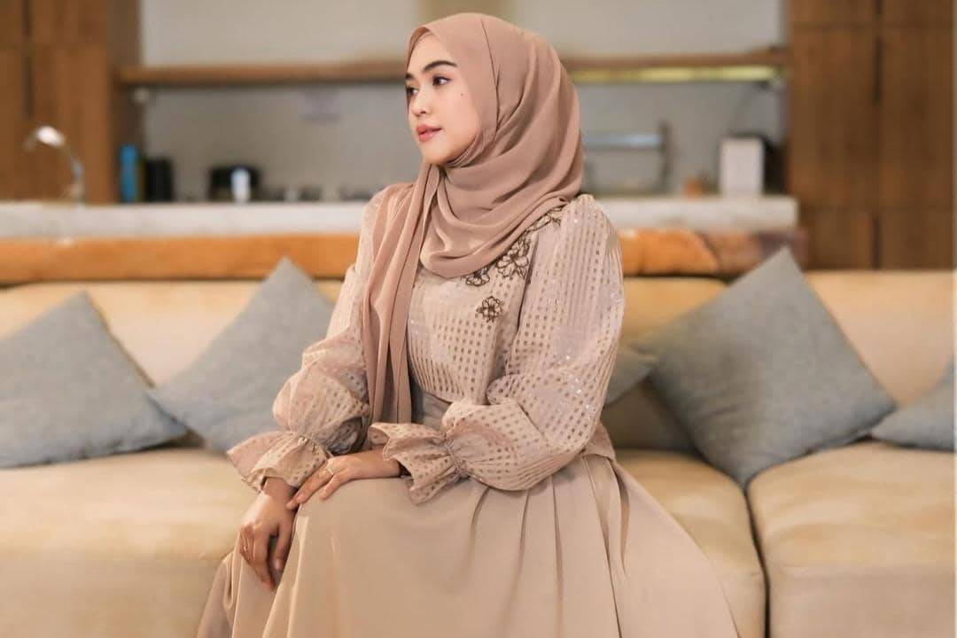 8 Warna Jilbab yang Mencerahkan Wajah, Beige sampai Olive