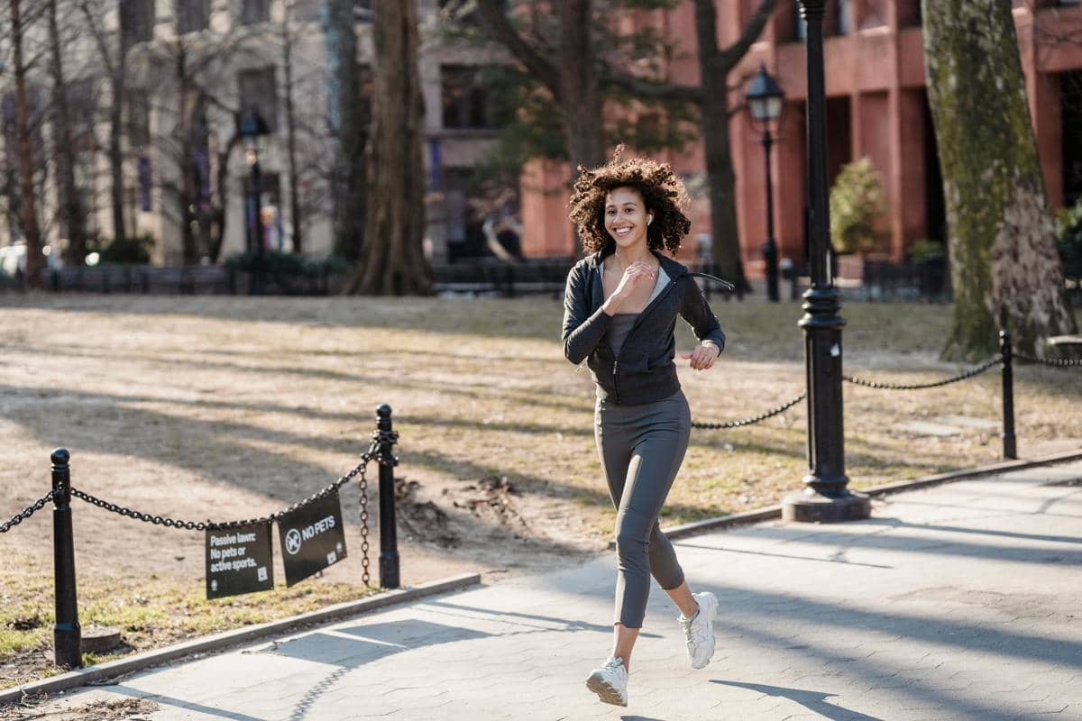 Ilustrasi seorang wanita sedang jogging