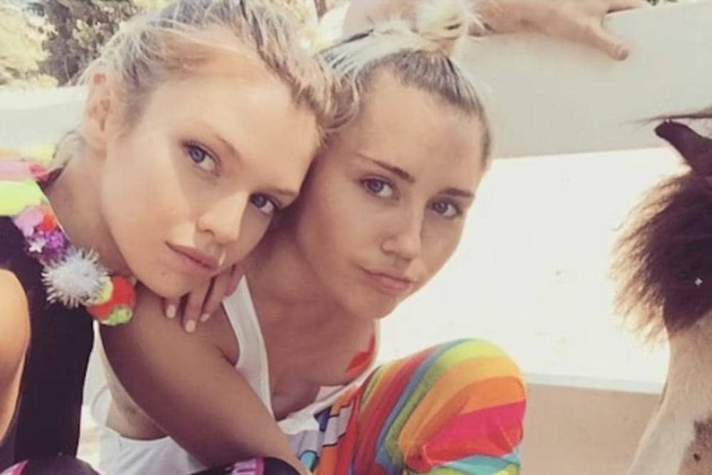 Miley Cyrus dan Stella Maxwell