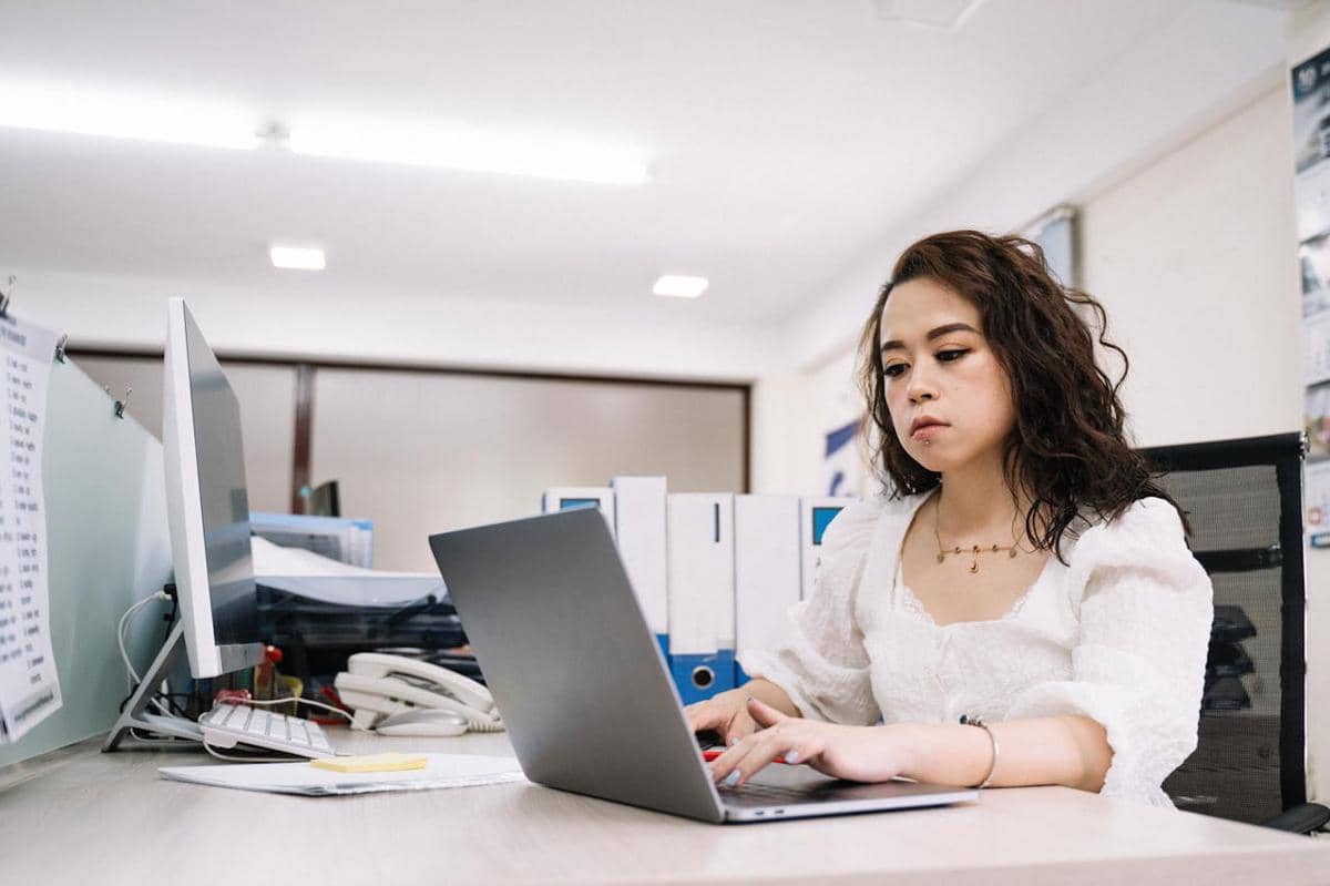 bekerja di kantor
