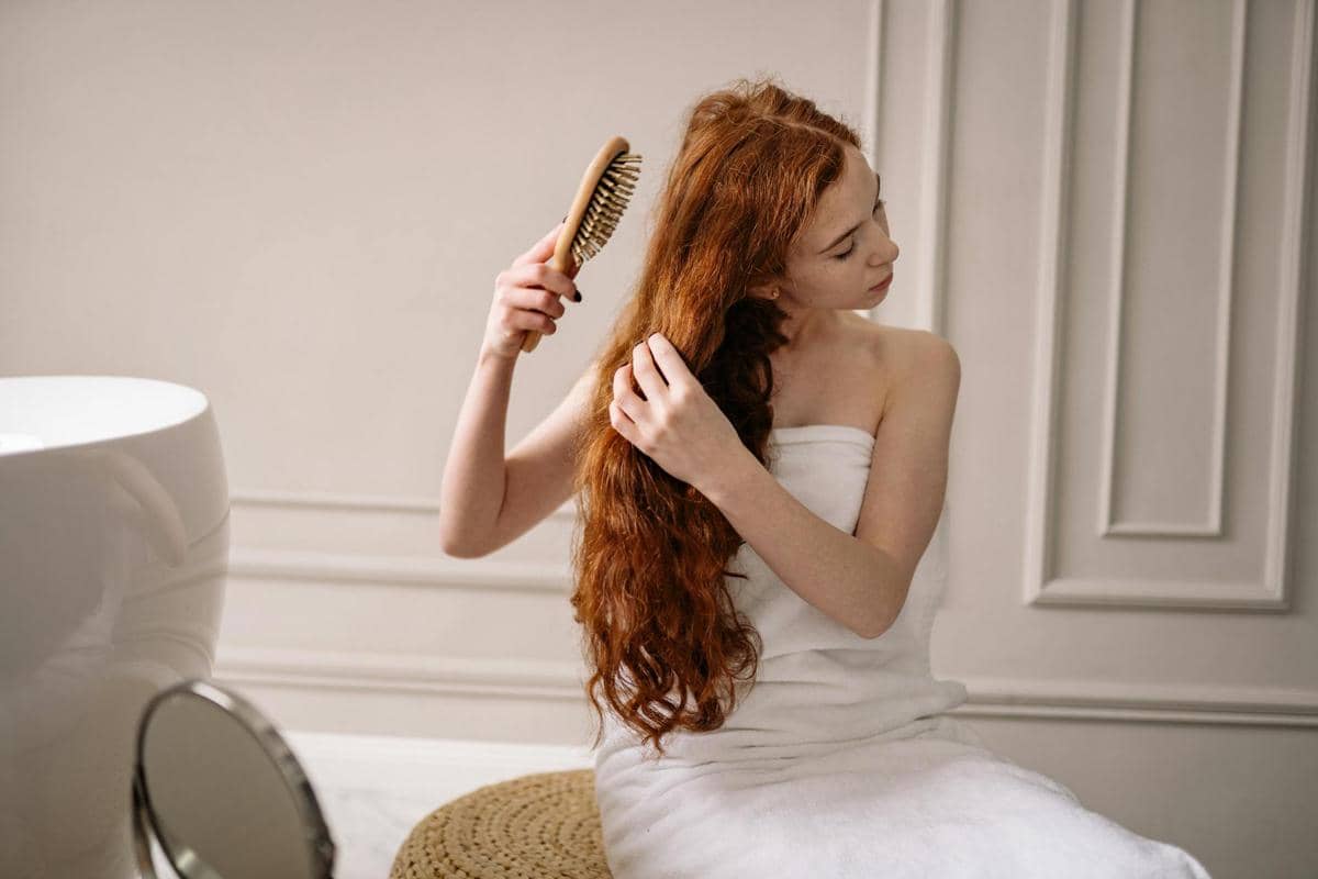 menyisir rambut setelah keramas