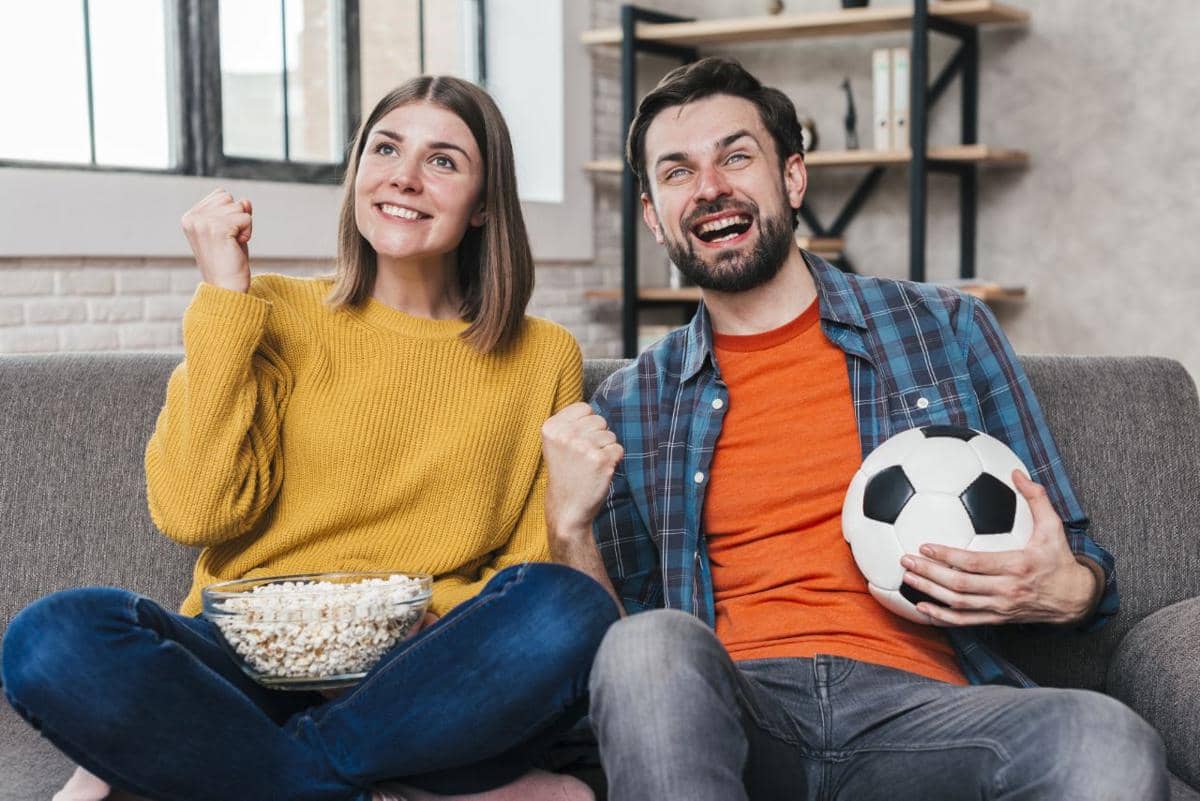 6 Manfaat Nobar Bola untuk Hubungan yang Jarang Disadari