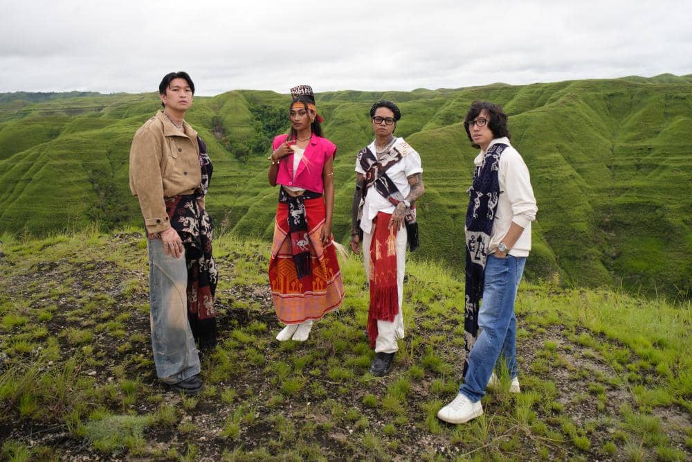 Eksplorasi Musik Sumba dalam "Your Side" - Weird Genius feat. Novia Bachmid