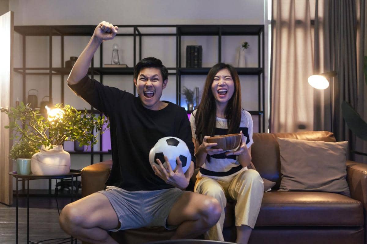 manfaat nobar bola untuk hubungan