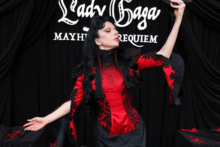Lady Gaga Tampil Dramatis Pakai Givenchy Karya Alexander McQueen