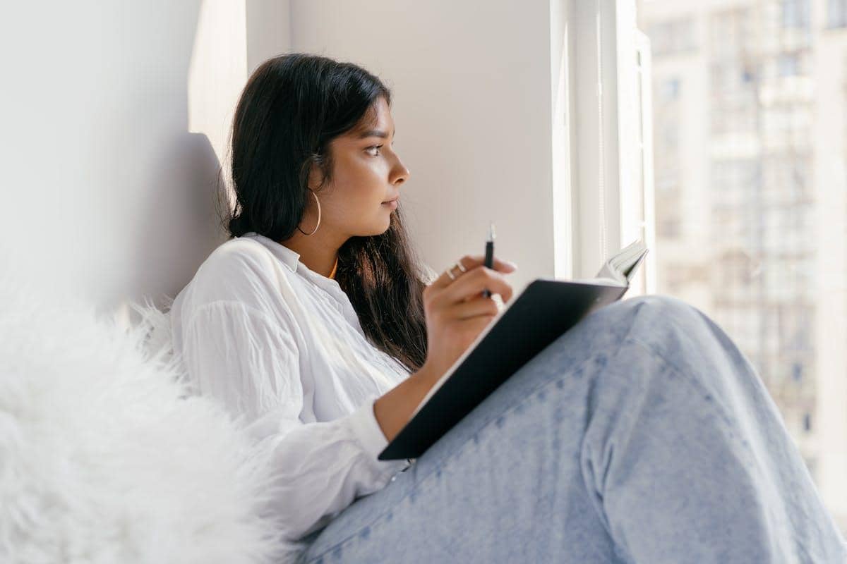 ilustrasi mindful journaling prompt