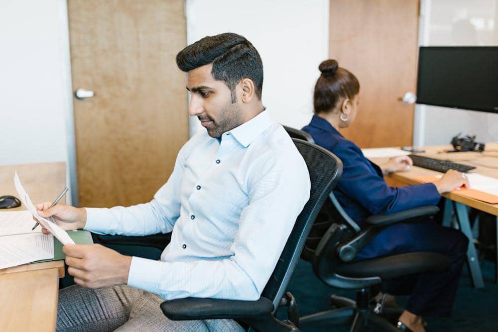 pro kontra hubungan asmara di kantor