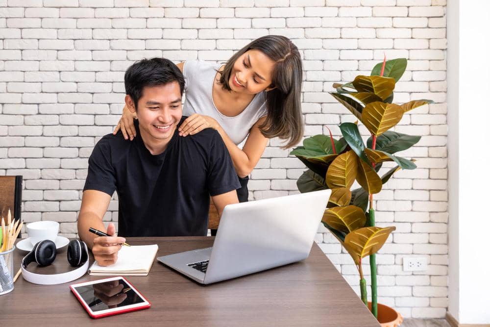 Hal Romantis yang Bisa Dilakukan Saat Nobar Bola