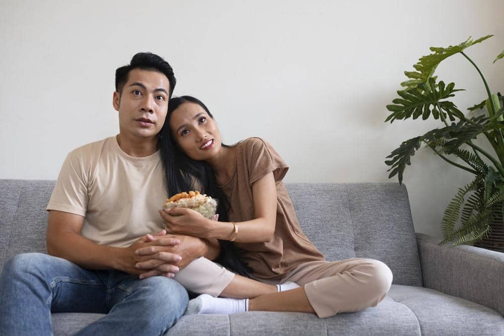 Hal Romantis yang Bisa Dilakukan Saat Nobar Bola