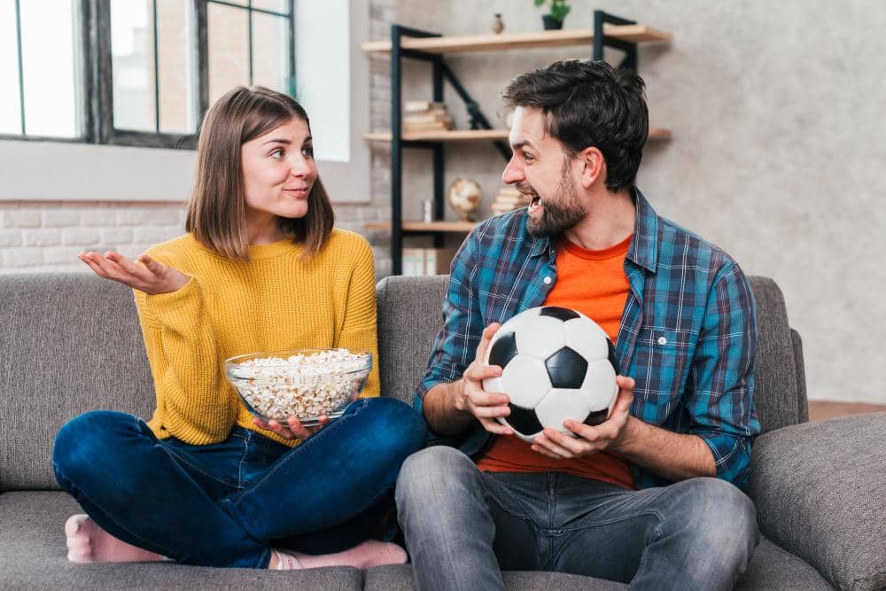 Pacar Lebih Pilih Nonton Bola daripada Pasangan? Ini Cara Menghadapinya