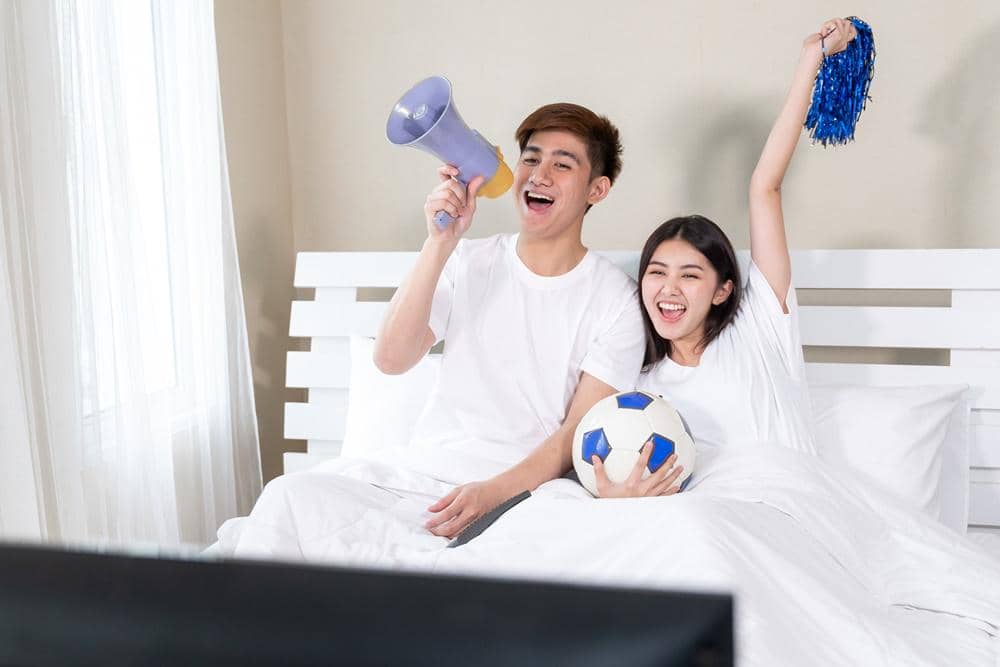 8 Hal Romantis yang Bisa Dilakukan Saat Nobar Bola, Bikin Suasana Intimate