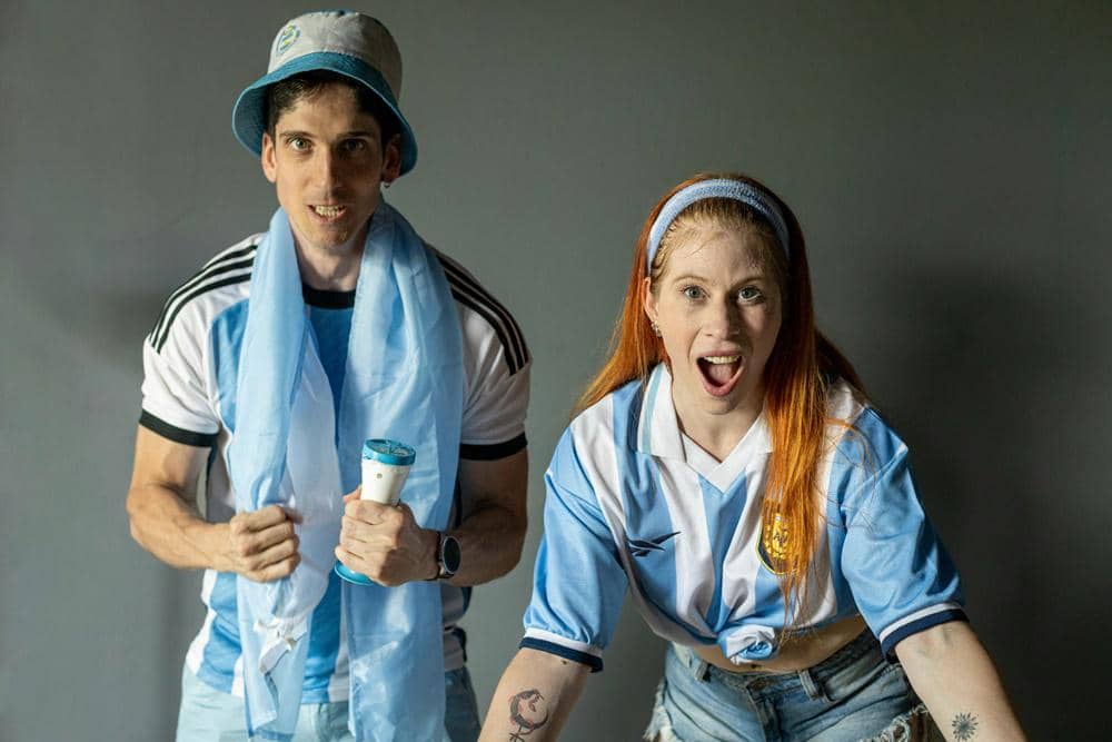 Hal Romantis yang Bisa Dilakukan Saat Nobar Bola