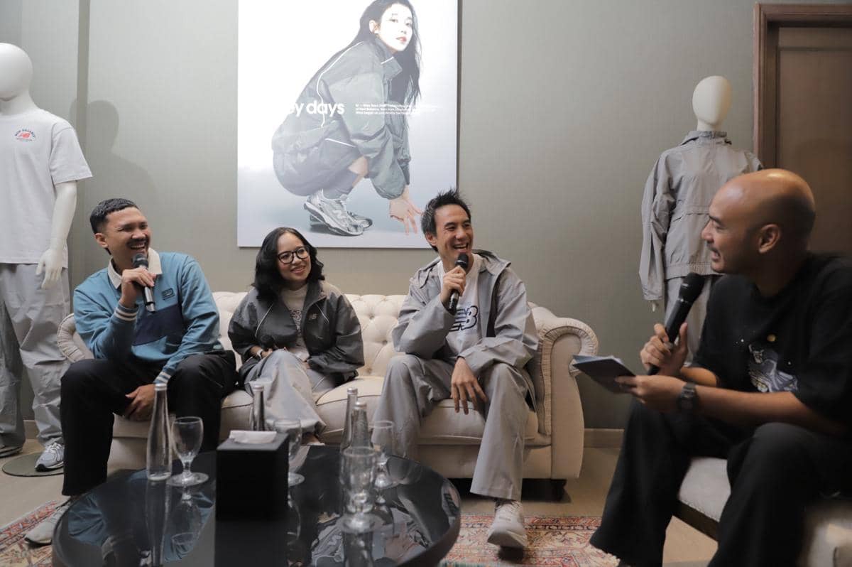 Ki ka= Reggie Ramadana selaku Brand Marketing Manager New Balance Indonesia, Martina Harianda Mutis selaku Senior General Manager MAP Active, Daniel Mananta selaku Presenter & Friends of New Balance Indonesia #1.jpeg