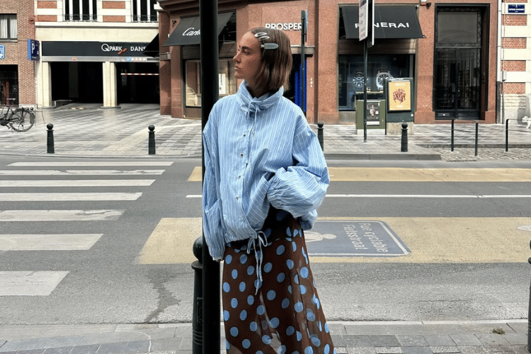 Atasan Warna Sky Blue Cocok dengan Bawahan Warna Apa?