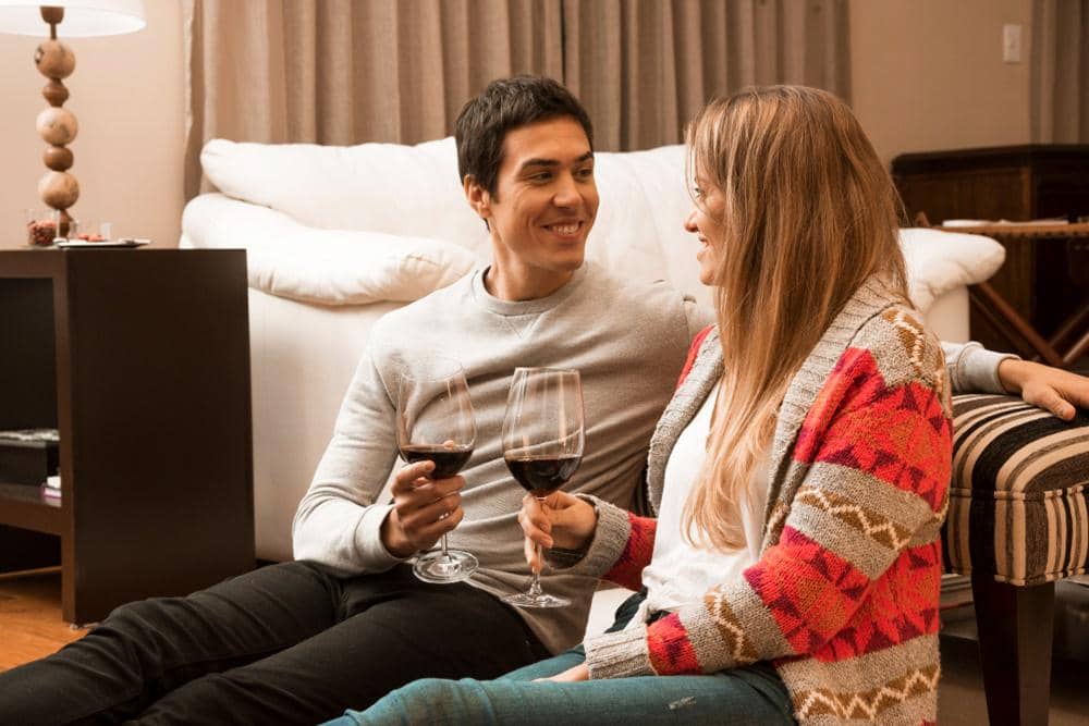 Tanda Pasangan Nyaman Nonton Bola Bareng