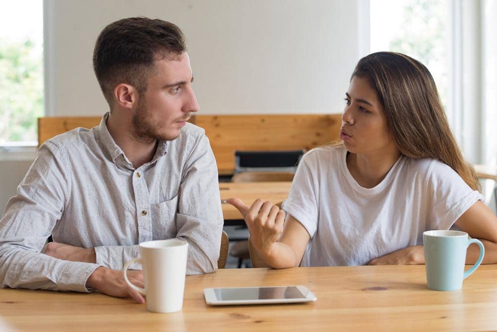 Cara Menghadapi Pasangan yang Obsesif dengan Bola