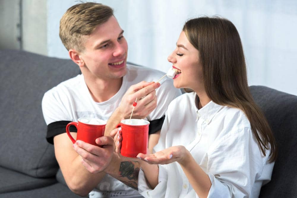 Tanda Pasangan Nyaman Nonton Bola Bareng