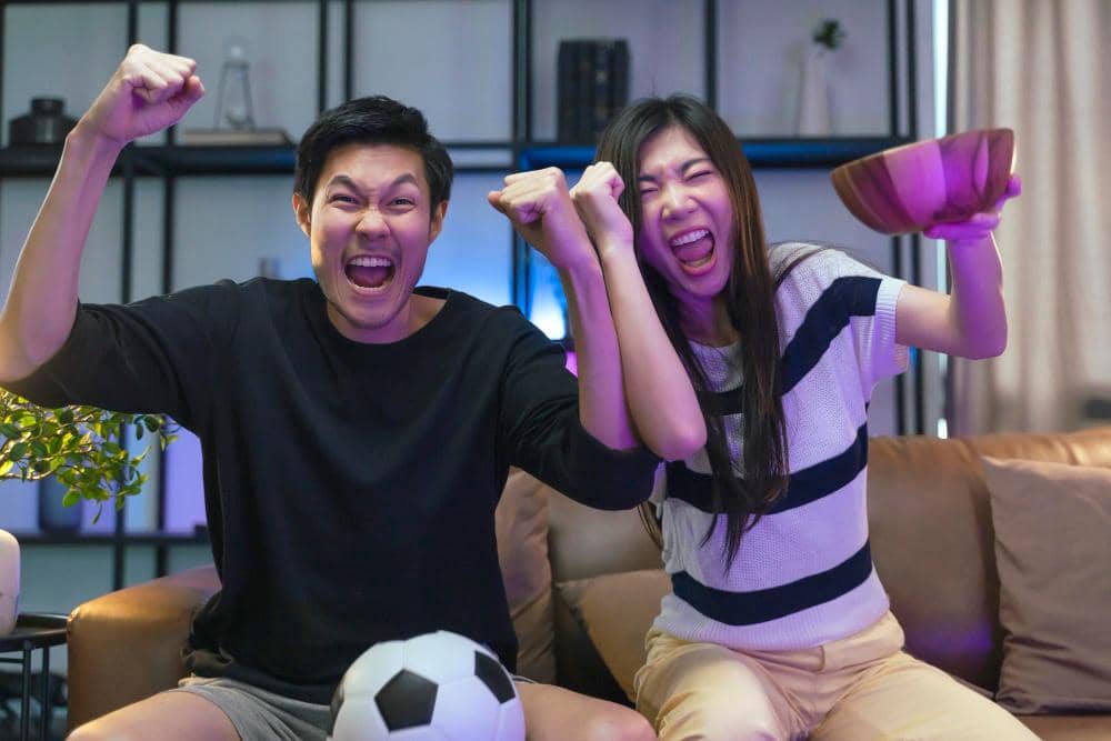 Tanda Pasangan Nyaman Nonton Bola Bareng