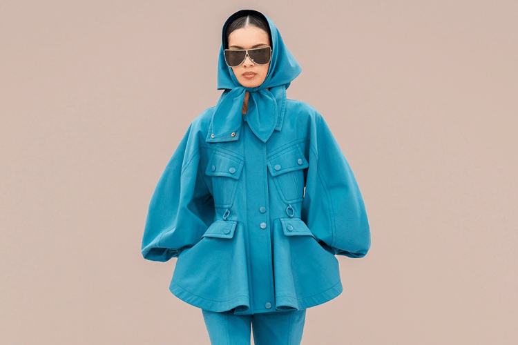 Atasan Warna Teal Cocok dengan Bawahan Warna Apa? Cek Pilihannya!