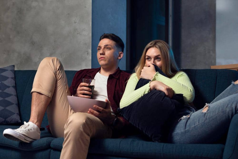 5 Cara Menjaga Mood Pasangan Saat Tim Favorit Kalah, Beri Perhatian!