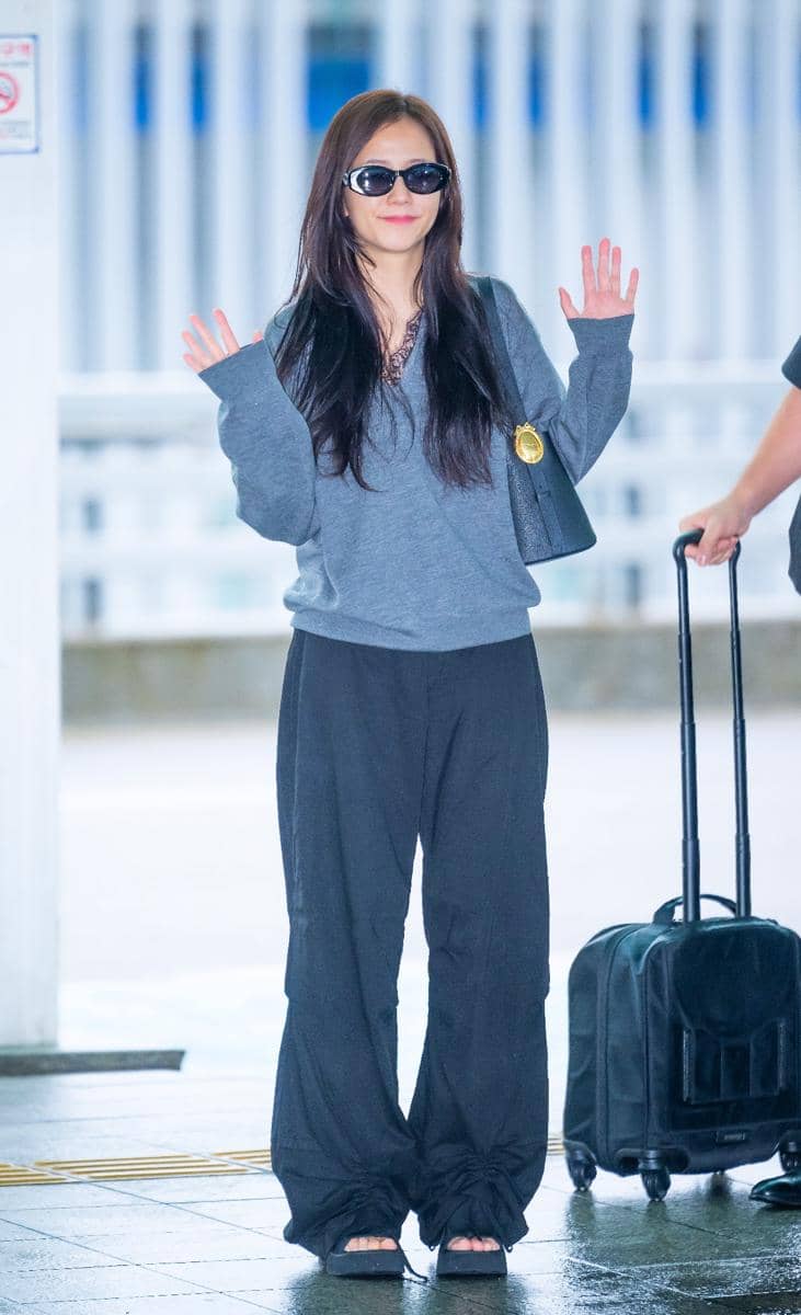 JISOO TO HONG KONG (1).jpg