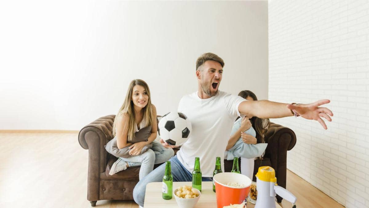 kebiasaan lucu pasangan saat nonton bola